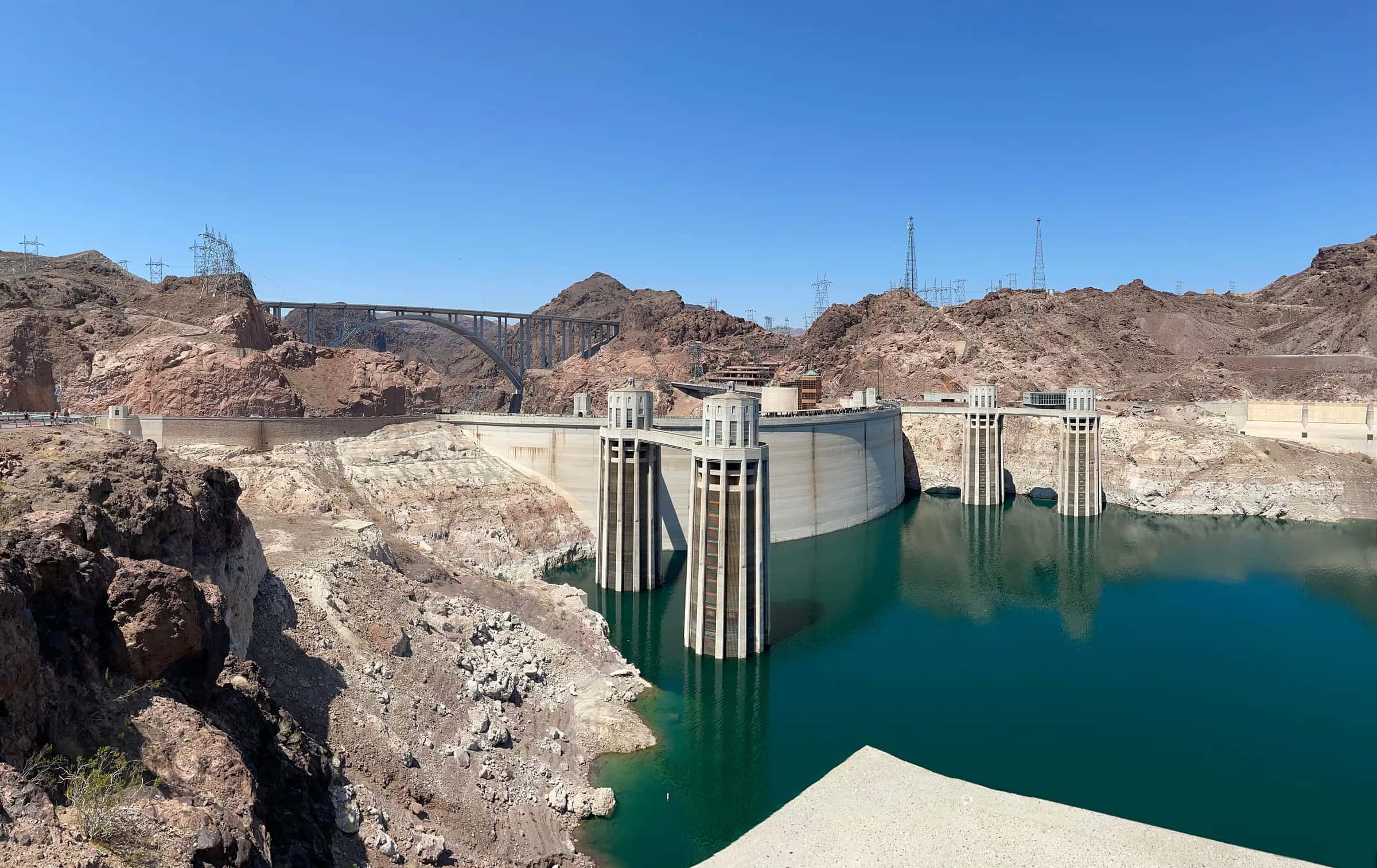 Barrage hydraulique et tours de prise d'eau sur un réservoir — ouvrage de pompage et d'énergie